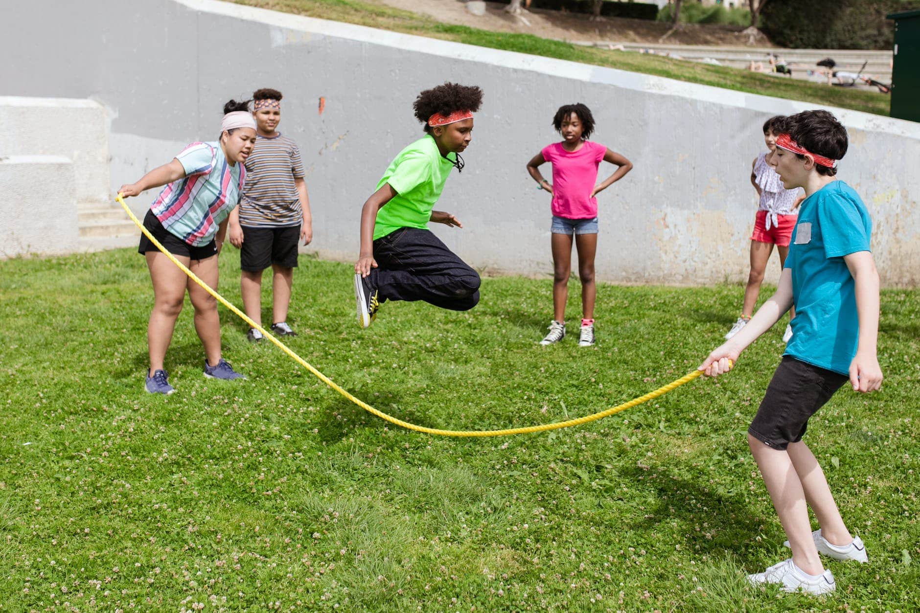 kids playing jumping rope